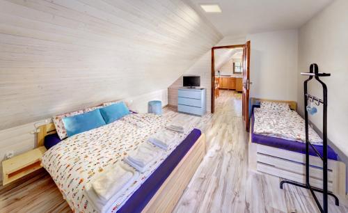 1 dormitorio con 2 camas en una habitación en Apartmany Izbica en Červený Kláštor