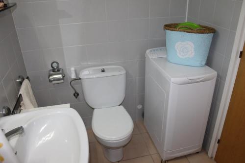 トッサ・デ・マールにあるapartment saMarのバスルーム(白いトイレ、シンク付)