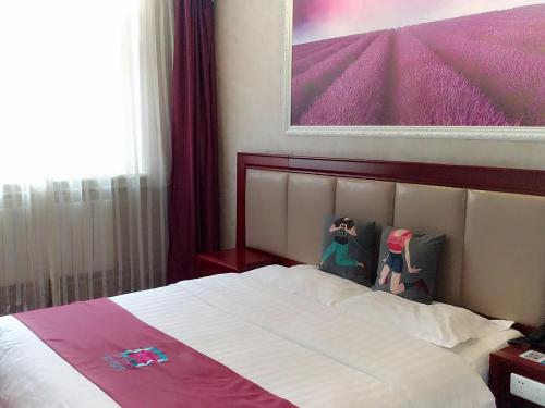 Giường trong phòng chung tại Pai Hotel Zhangjiakou North Mingde Road