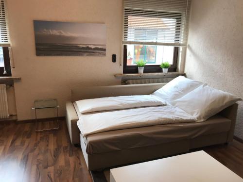 2 camas en una habitación con 2 ventanas en Ferienwohnung Gisela, en Lindenfels