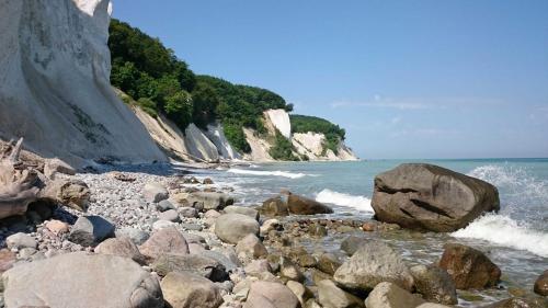 un groupe de rochers sur une plage près de l'océan dans l'établissement Ferienwohnung _Kleiner Seeigel, à Sassnitz