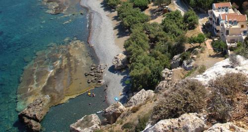 an aerial view of a beach on a cliff at Ravdoucha Beach Studios in Ravdhoúkha