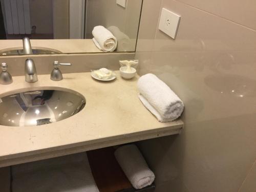 een badkamer met een wastafel en een spiegel bij Wind Puerto Madryn in Puerto Madryn