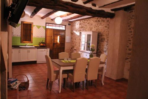 una cucina e una sala da pranzo con tavolo e sedie di Casa Rural Majico a Puebla de San Miguel