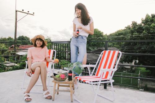 two women sitting on chairs on a balcony at La moon in Ban Pa Tung (7)