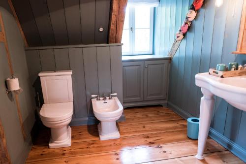 a bathroom with a toilet and a sink at meinsachsenwald forsthaus friedrichsruh in Aumühle