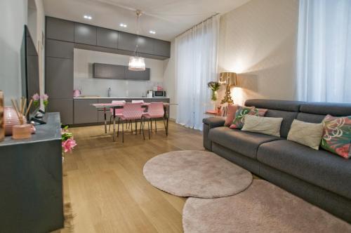 ミラノにあるMadeleine apartments - Breraのリビングルーム(ソファ、テーブル付)