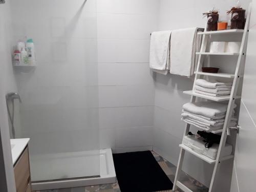 een badkamer met een handdoekenrek en handdoeken bij Finca El Trazo in Tacoronte