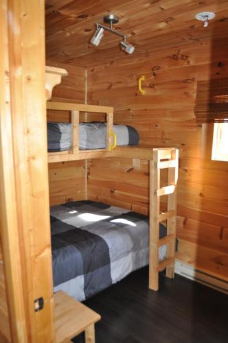 Våningssäng eller våningssängar i ett rum på The Sleeping Moose