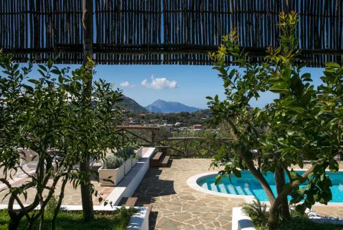una vista dalla piscina di un resort con alberi di Villa Caprile a Massa Lubrense