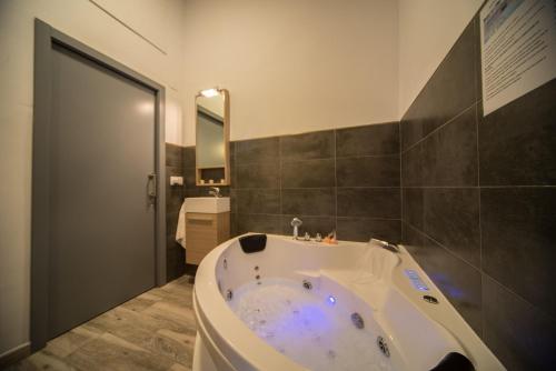 a large bath tub in a bathroom with a mirror at Estudios Rurales La Casa de Luis in Santa Cruz de la Sierra