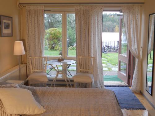 a bedroom with a bed and a table and a window at Lossiranta Lodge in Savonlinna