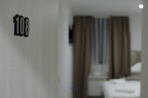 GackoにあるHotel Metohijaの壁面の看板付きのホテルのぼやけた写真