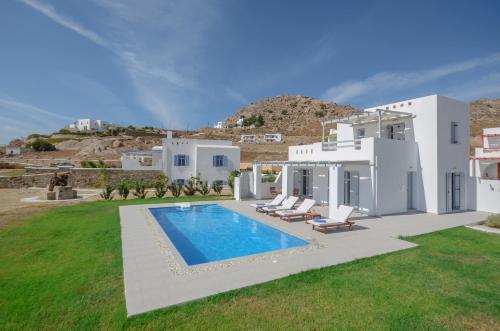 une villa avec une piscine en face d'une maison dans l'établissement Natura Villas in Naxos, à Mikri Vigla