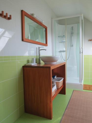 Kylpyhuone majoituspaikassa Kerhervé