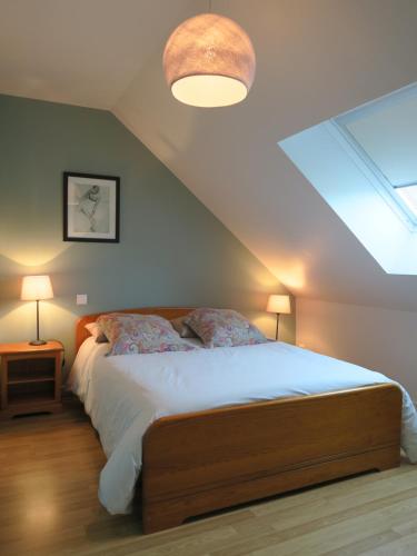 um quarto com uma cama e um tecto em Kerhervé em Cléden-Poher