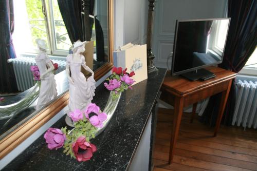 a counter with flowers and a statue of a woman at Château du Clos Mortier in Saint-Dizier