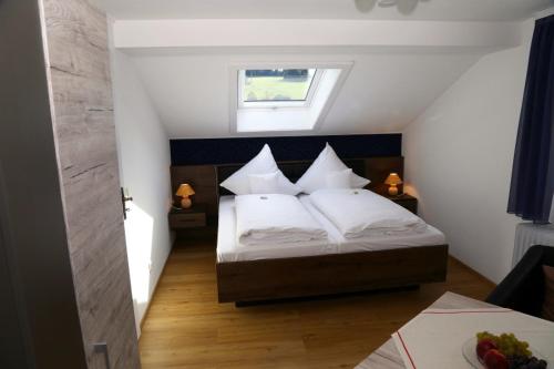 A bed or beds in a room at Landhotel Garni Schweizerhaus