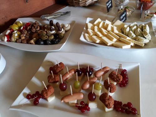 a table with two plates of food on skewers at Burghotel Stargard in Burg Stargard