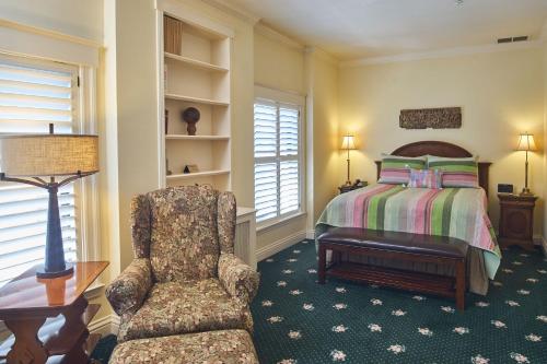 a bedroom with a bed and a chair at Hotel Mac in Richmond