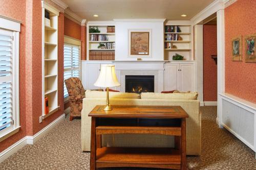 a living room with a couch and a fireplace at Hotel Mac in Richmond