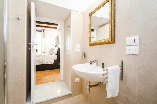 ein Bad mit einem Waschbecken und einem Spiegel in der Unterkunft Palazzo Marigliano - Rooms & Suites in Neapel
