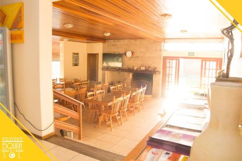 un ristorante con sala da pranzo con tavoli e sedie di Pousada Esquina do Sol a Rio Grande
