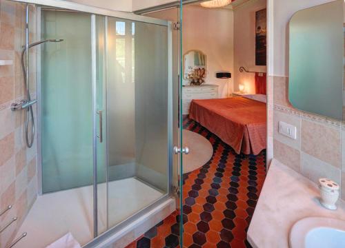 Ett badrum på Raffaello Residence