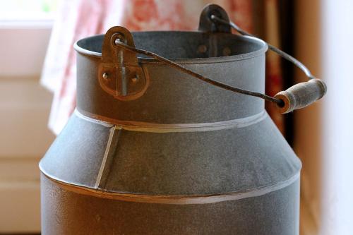 an old metal bucket with a rope on it at Les Petits Matins Bleus - Chambres d'hôtes "Les Pommiers" in Sainte-Marguerite-de-Viette