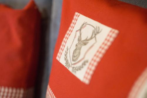 a red book with a drawing of a deer on it at Blockhäuser Stamsried in Stamsried