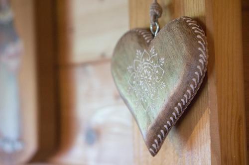 a heart shaped object hanging on a wall at Blockhäuser Stamsried in Stamsried