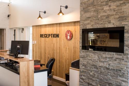 an office with a reception desk and a sign that reads reception at Motel Colonial in Rimouski