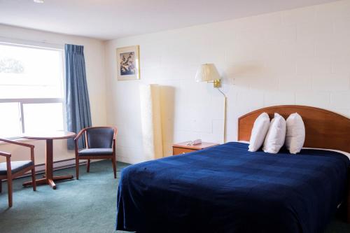 En eller flere senge i et værelse på Prince Motel