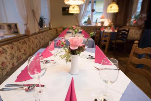 a long table with pink napkins and wine glasses at Schlossgasthof in Artstetten