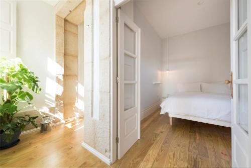 BmyGuest - Porto Design Central Apartmentにあるベッド