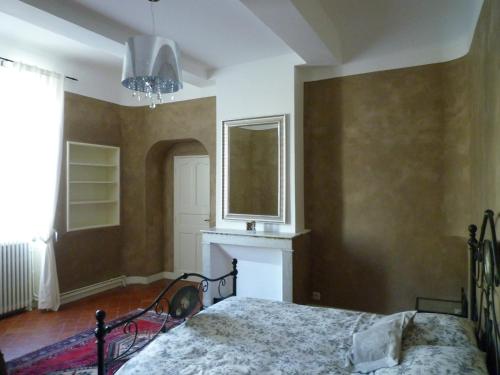 Una cama o camas en una habitación de Les Chambres d'hôtes de Luneil (B&B)
