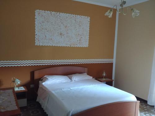 1 dormitorio con 1 cama y una pintura en la pared en Il Sole nel Cilento en Santa Maria di Castellabate