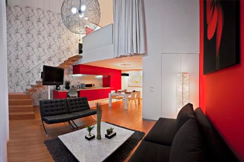 een woonkamer met een zwarte bank en een rode muur bij Residencias Filadelfia in Mexico-Stad