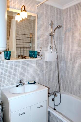 une salle de bain avec un lavabo, une baignoire et une douche dans l'établissement BEL Appartement jolie vue Mer, à Cabourg