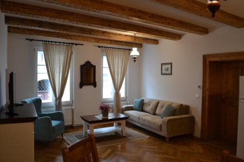 un soggiorno con divano e tavolo di Casa Fanarilor a Braşov