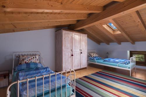 1 Schlafzimmer mit 2 Etagenbetten und einer Holzdecke in der Unterkunft Casa San Francesco in Tremosine sul Garda