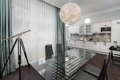 Kuchyň nebo kuchyňský kout v ubytování Rubin Luxury Apartments