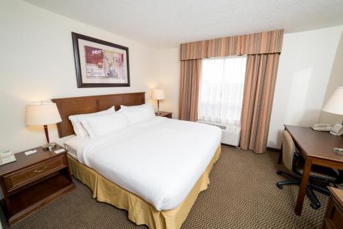En eller flere senger på et rom på Holiday Inn Express & Suites Drayton Valley, an IHG Hotel