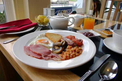 ブリクサムにあるBrixham Houseのテーブルの上に盛り付けられた朝食用の皿