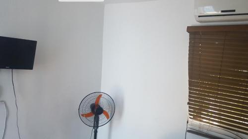 a white wall with a fan in a room at Aarony in Santo Domingo