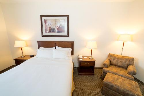 Habitación de hotel con cama y silla en Holiday Inn Express & Suites Drayton Valley, an IHG Hotel, en Drayton Valley