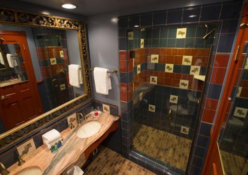 La salle de bains est pourvue d'un lavabo et d'un miroir. dans l'établissement Madonna Inn, à San Luis Obispo