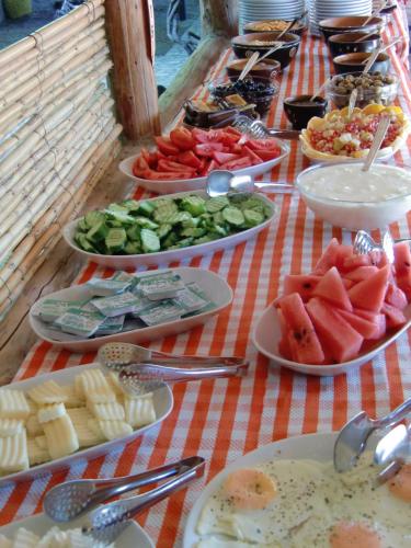 een tafel met veel borden eten erop bij Sedir Resort - Hotel Rooms, Bungalows & Suites in Dalyan