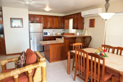 Η κουζίνα ή μικρή κουζίνα στο The Palms Oceanfront Suites