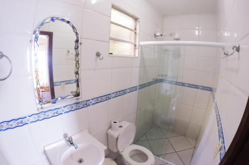 Bilik mandi di Pousada Mar de Araçatiba